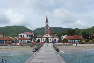 Anse d’Arlet auf Martinique mit Kirche direkt am Strand (Alexander Mirschel)  Copyright 
Infos zur Lizenz unter 'Bildquellennachweis'